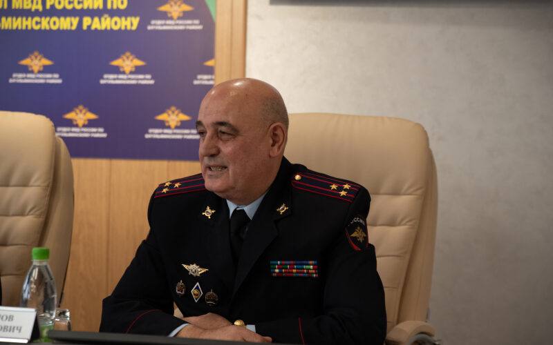 Путин снял с должности замглавы МВД Татарстана  По данным источника KazanFirst, документ о снятии с должности Фаргата Мухаметзянова был подписан президентом РФ 1 июля. Кто займет его должность — пока не сообщается.  Мухаметзянов посвятил службе в МВД 37 лет. Свою карьеру он начал участковым в Вахитовском РОВД Казани, затем стал заместителем начальника УВД, работал в штабе МВД по Татарстану. С 2011 года занимал пост замначальника полиции республики, курируя охрану общественного порядка. В 2023 году указом президента он был назначен заместителем министра внутренних дел по Татарстану, получив новую генеральскую должность, связанную с внутренними и тыловыми службами. В этом году Мухаметзянову было присвоено звание генерала.    KazanFirst     в бот