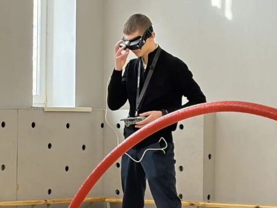 Саратовские школьники поборолись за право представлять регион на окружном этапе по пилотированию дронов   На площадке регионального центра Галактика64 состоялись соревнования по направлению Управление и программирование беспилотных летательных аппаратов в рамках регионального этапа Интеллектуальной Олимпиады среди школьников Приволжского федерального округа В мероприятии приняли участие юные инженеры и операторы дронов которые продемонстрировали мастерство в управлении беспилотниками и навыки программирования современных летательных аппаратов сообщает Аткарская газета Команда победитель регионального этапа представит Саратовскую область на окружном этапе Интеллектуальной Олимпиады ПФО который пройдёт с 11 по 13 марта 2026 года в Перми