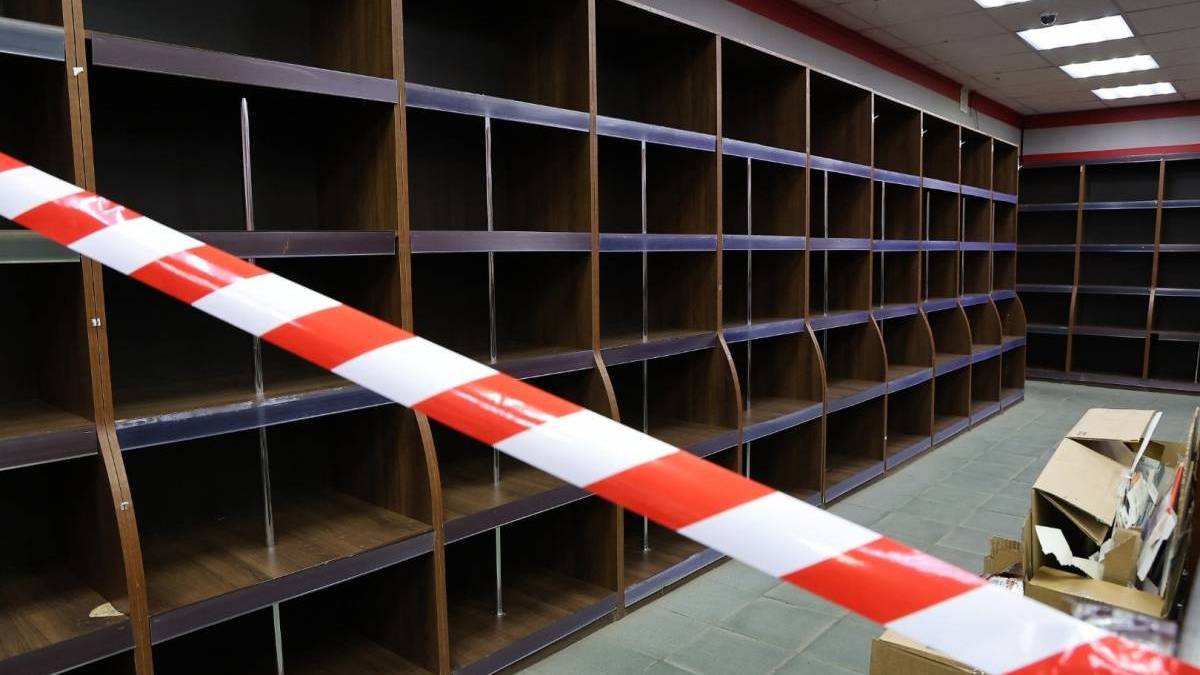 “Борьба за здоровый регион: Вологодчина меняет правила игры: перемены начались с марта этого года, когда вступил в силу закон об ограничении продажи алкоголя”, - говорил Юрий Сапожников, заместитель председателя ЗСО. Итак, из 610 алкомаркетов 346 прекратили продажу алкоголя. Среди них 280 точек закрылись полностью, а ещё 66 отказались от продажи спиртного. Крупная сеть «Красное-Белое» приостановила продажу алкоголя в 58 своих точках. Борьба с «наливайками». В Вологде их количество сократилось с 42 до 23 точек, а в Череповце — с 45 до 27. На последней сессии Законодательного собрания внесли уточнения и установили чёткий критерий для определения алкомаркета: если более 50% квартальной выручки приходится на продажу алкоголя. Установили строгие ограничения на размещение алкомаркетов вблизи жилых домов, школ, детских садов, вузов, спортивных объектов и медицинских учреждений. Связаться с Вологодским Городовым или предложить новость:
