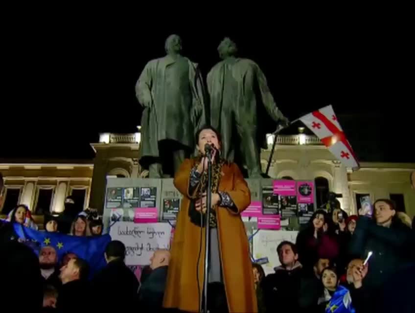 Президент Грузии требует новые выборы в парламент на митинге в Тбилиси