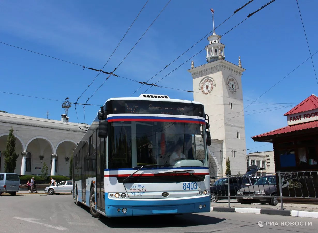 В "Крымтроллейбусе" почти 60% транспорта оборудовано пандусами.  Об этом РИА Новости Крым сообщили в Минтрансе республики.  "Оборудованы 724 единицы транспортных средств, в том числе 557 автобусов и 167 троллейбусов", – говорится в сообщении.  В 2025 году предприятие планирует закупить еще несколько десятков единиц транспорта с наклонными площадками.  Кроме того, во всех автобусах и троллейбусах перевозчика есть автоинформаторы для инвалидов по слуху и зрению.  7  8  9