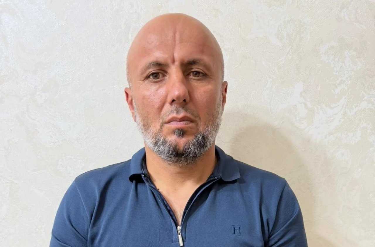 Находившегося в розыске бандита из Таджикистана задержали в Челябинске На родине 45 летнего Бахриддина Мирова разыскивали по обвинению в экстремизме пытках захвате заложников Оказалось он находился в Челябинске Полицейские задержали мужчину и экстрадировали в Таджикистан Сейчас выясняется совершал ли он какие либо преступления находясь на Южном Урале МВД Таджикистана Подписаться Прислать новость