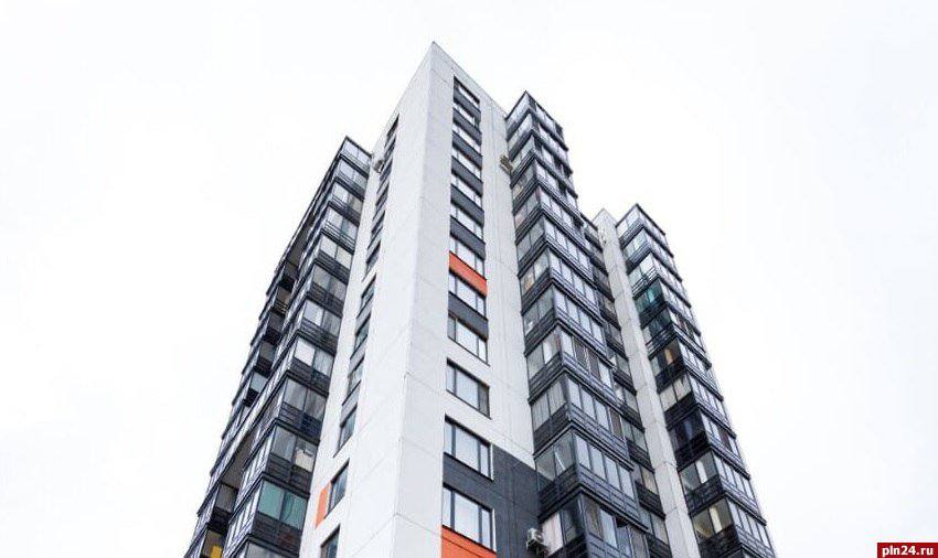 В России могут измениться условия выдачи семейной ипотеки Депутаты Госдумы от фракции Справедливая Россия предложили распространить семейную ипотеку на все семьи с двумя и более несовершеннолетними детьми вне зависимости от их возраста Соответствующее обращение было направлено на имя вице премьера Татьяны Голиковой Авторами инициативы выступили парламентарии Сергей Миронов и председатель комитета Госдумы по развитию гражданского общества вопросам общественных и религиозных объединений Яна Лантратова Предлагается установить право на получение семейной ипотеки по льготной ставке до 4 для всех семей воспитывающих двух и более несовершеннолетних детей вне зависимости от возраста детей при сохранении действующих требований к целевому использованию средств платежеспособности и механизмам управления рисками говорится в документе Там также предлагается давать возможность рефинансировать ранее взятые кредиты для такой категории россиян Существующая система льготного ипотечного кредитования ставит граждан в неравные условия Оформить ипотеку по 6 годовых могут семьи с ребёнком в возрасте до семи лет При этом желающие купить новостройку в малых городах или на территориях с низкими объёмами строительства должны иметь двух несовершеннолетних детей в возрасте от 7 до 18 лет заявил Миронов По его словам партия предлагает снизить стоимость кредита до четырех процентов годовых чтобы льготная программа стала доступна большему числу семей