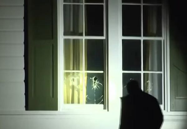 Согласно информации от Daily Mail 26 летнему трансгендеру Уильяму Д ДеФуру предъявили обвинения в порче имущества он разбил четыре окна в доме вице президента Джей Ди Вэнса который расположен в Цинциннати и оценивается в 1 4 миллиона долларов ДеФур сменивший пол теперь называется Джулией Обвинение утверждает что данный человек обладая привилегированным образом жизни и родившись в состоятельной семье повредил окна в доме вице президента с использованием молотка Известно что во время учебы в престижной католической гимназии с ежегодной оплатой в 27 000 долларов он использовал имя Дэвис