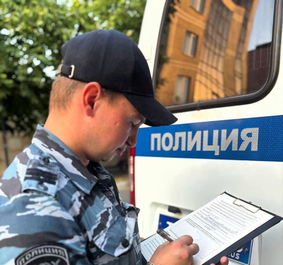 В Новороссийске завершено расследование уголовного дела за разбой и грабеж   35- летний местный житель, напав на продавца круглосуточного магазина, пытался забрать деньги их кассы , после чего похитил у местного жителя смарт  - часы .  Следствием установлено, что обвиняемый зашел в один из магазинов города, подняв перед этим на земле стеклянную бутылку, разбитую до основания горлышка. Прислонив данный предмет к шее продавца и угрожая физической расправой,  мужчина потребовал выдать ему деньги из кассы.  В эту же ночь обвиняемый забрался через незапертый балкон на втором этаже в квартиру местного жителя, где со шкафа в прихожей похитил смарт – часы, стоимостью 8 000 рублей.    Мужчина за содеянное заключен под стражу и ожидает суда. Ему грозит наказание  до 12 лет тюрьмы.   Отметить наш канал    -героя Новороссийска