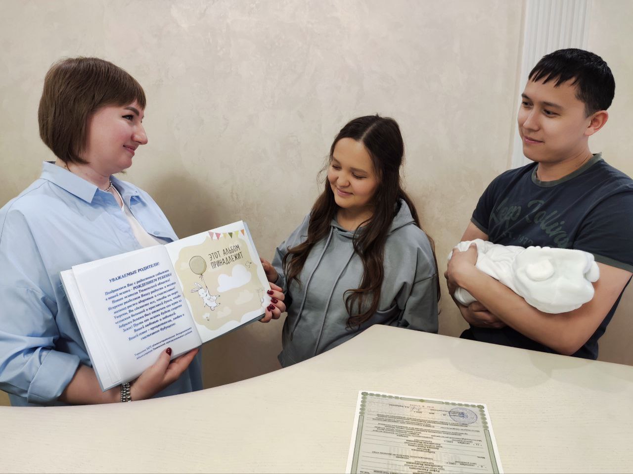  В Тюменском районе новоиспеченным родителям делают подарки в преддверии Дня защиты детей Управление ЗАГС Тюменского района вручает свидетельство о рождении ребенка в торжественной обстановке. Специалисты поздравляют семьи и информируют о социальных выплатах. Накануне Дня защиты детей парам, которые впервые стали родителями, вручают небольшой подарок — фотоальбом малыша. В нем — страницы для фото с первых дней жизни и до семилетнего возраста. В 2024 году в Тюменском районе на свет появились 1 449 малышей. Администрация Тюменского района. На фото — Руфат и Динара Хайрутдиновы из села Каскара прибыли в ЗАГС вместе с маленькой Афиной.