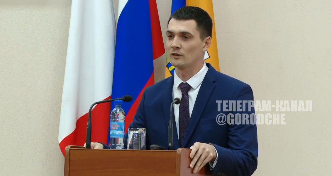 Роман Маслов станет новым сенатором от Законодательного собрания Вологодской области Об этом пишет Коммерсант По информации издания Маслов уже написал заявление об отставке с поста главы Череповца и в скором времени получит мандат депутата необходимый для представления региона в верхней палате Решение по кандидатуре нового сенатора принял губернатор Георгий Филимонов Роману Маслову 37 лет он выпускник ЧГУ Принимал участие в развитии региональной молодежной политики с 2011 года являлся членом молодежного парламента а в 2017 м был избран в Череповецкую гордуму В 2022 году получил пост ее председателя затем возглавил Череповецкий район В 2025 году после ухода Вадима Германова депутаты избрали его мэром