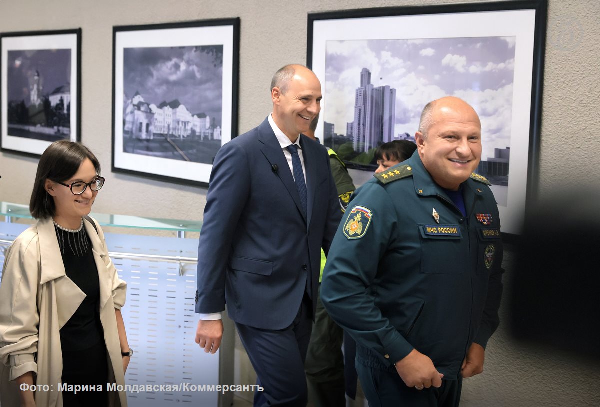 Пресс секретарь губернатора Свердловской области Дениса Паслера Дина Веретельникова покидает свой пост Я приняла решение об уходе из Департамента информационной политики Свердловской области Считаю что пора двигаться дальше сообщила Ъ Урал Дина Веретельникова Говоря про дальнейшее трудоустройство она заявила что планирует развиваться в негосударственном секторе Дине Веретельниковой 25 лет до работы в госсекторе она работала журналистом в агентстве ТАСС Подписывайтесь на Ъ Урал