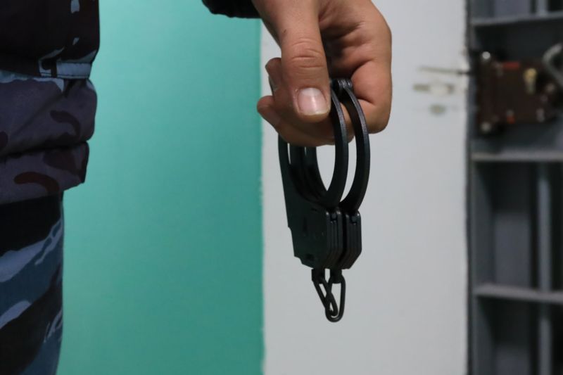 В Ялте поймали подозреваемого в убийстве собственных матери и бабушки В Ялте задержали мужчину, подозреваемого в совершении двойного убийства, сообщили в пресс-службе МВД Крыма. Ранее, 29 мая, в полицию поступило заявление о пропаже 73-летней женщины и её 53-летней дочери. В результате оперативно-розыскных мероприятий сотрудниками полиции по месту жительства обнаружены тела двух женщин с множественными ножевыми ранениями. "Слаженные действия сотрудников Управления уголовного розыска МВД по Республике Крым во взаимодействии с коллегами из УМВД России по г. Ялте позволили в кратчайшие сроки установить и задержать подозреваемого", - проинформировали в МВД. Им оказался 34-летний родственник убитых. Он рассказал, что, находясь в состоянии алкогольного опьянения, вступил в конфликт с ... Подробнее>>>