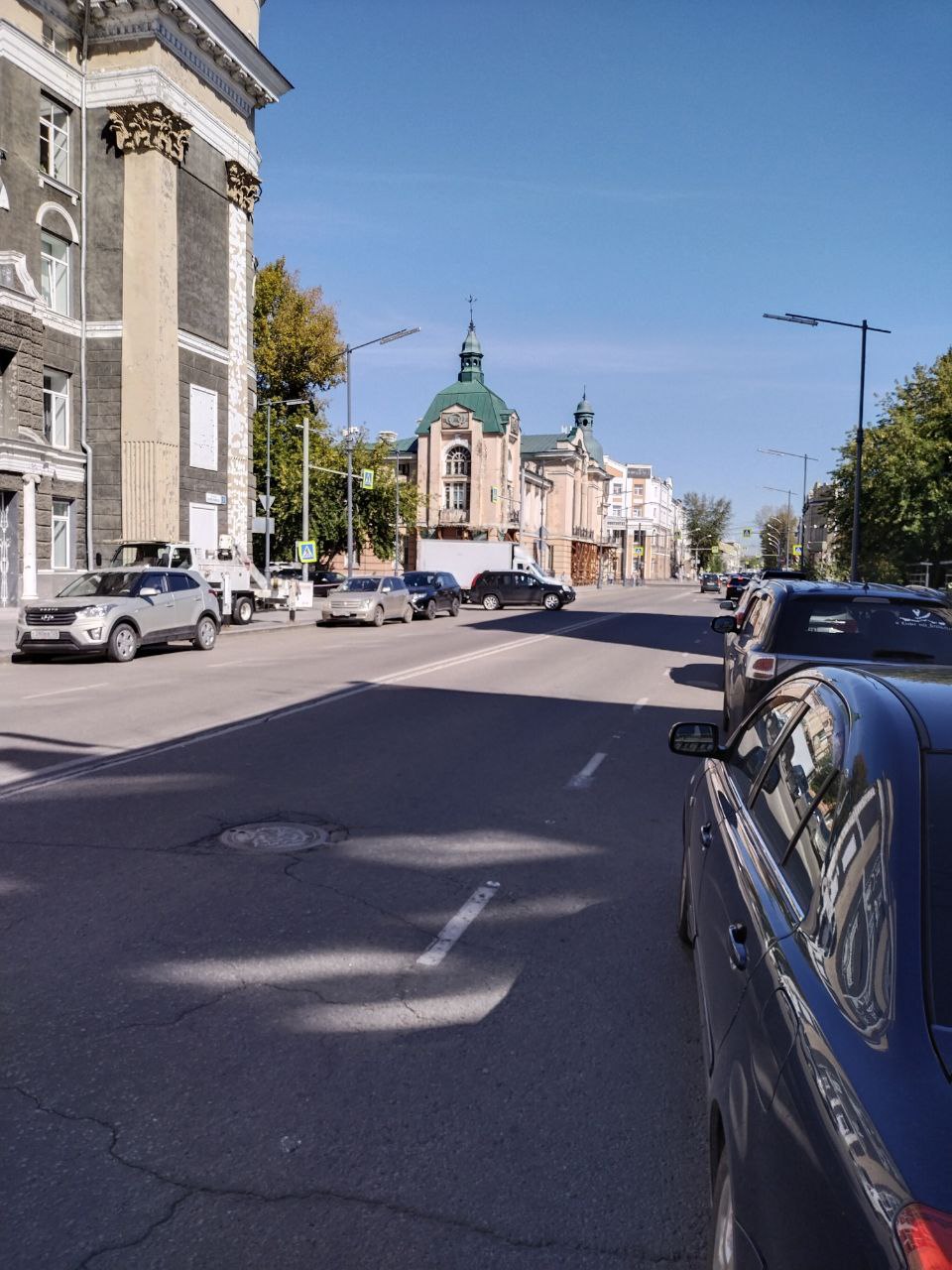 В Иркутской области автопредприятия будут штрафовать за нарушение правил перевозки пассажиров в городском и пригородном сообщении. Законопроект принят на сессии Заксобрания региона. Его вынес на рассмотрение губернатор Игорь Кобзев. «Раньше было 2 способа воздействия: убеждение и разрыв контракта. Законопроект позволит их штрафовать», – сказал Игорь Кобзев. По документу перевозчики должны выполнять количество рейсов по расписанию, передавать информацию о расположении автобусов в региональную информационную систему, иметь в них исправное оборудование. «За нарушение количества рейсов перевозчика можно оштрафовать на сумму до 50 тыс. руб., за работу с неисправным оборудованием – до 15 тыс. руб. Надеемся, это повысит качество перевозок», – отметил министр транспорта и дорожного хозяйства Иркутской области Максим Лобанов.