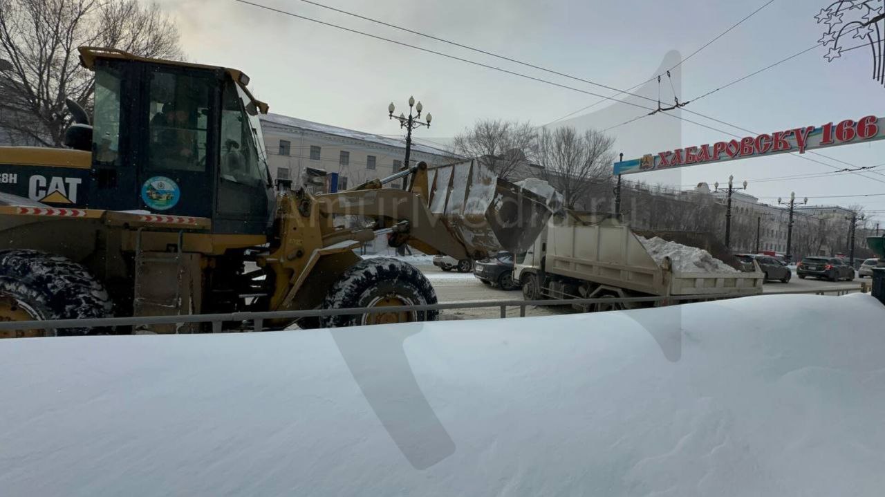 Улицы в Хабаровске будут убирать в круглосуточном режиме  По поручению мэра Хабаровска предприятия благоустройства убирают улицы в круглосуточном режиме. Минувшей ночью городские трассы очищали 34 снегоуборочные машины. Днем на уборку вышла 51 единица техники. Сергей Кравчук поручил профильным структурам продолжить работу по уборке дорог в усиленном режиме до полной ликвидации циклона.     По информации синоптиков, в краевом центре выпала треть месячной нормы снега.    AmurMedia   Прислать новость