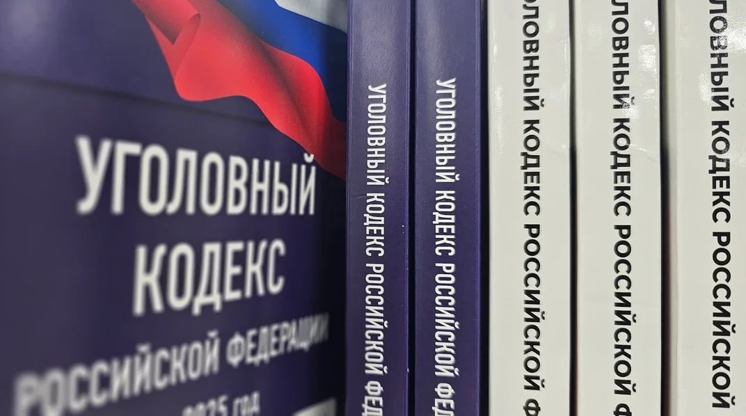 В Челябинске подростки избили 9 летнюю школьницу заведено уголовное дело Инцидент произошел около образовательного центра в Парковом 31 октября но информация распространилась позднее Как сообщается двое подростков удерживали девочку и наносили удары по ногам Пострадавшей потребовалась медицинская помощь Возбуждено уголовное дело по статье о хулиганстве В ходе следствия будет проведен комплекс необходимых следственных и процессуальных действий направленных на установление всех обстоятельств произошедшего а также причин способствовавших случившемуся прокомментировали в следственном управлении СКР по Челябинской области Подписывайтесь на Вести Южный Урал в MAХ