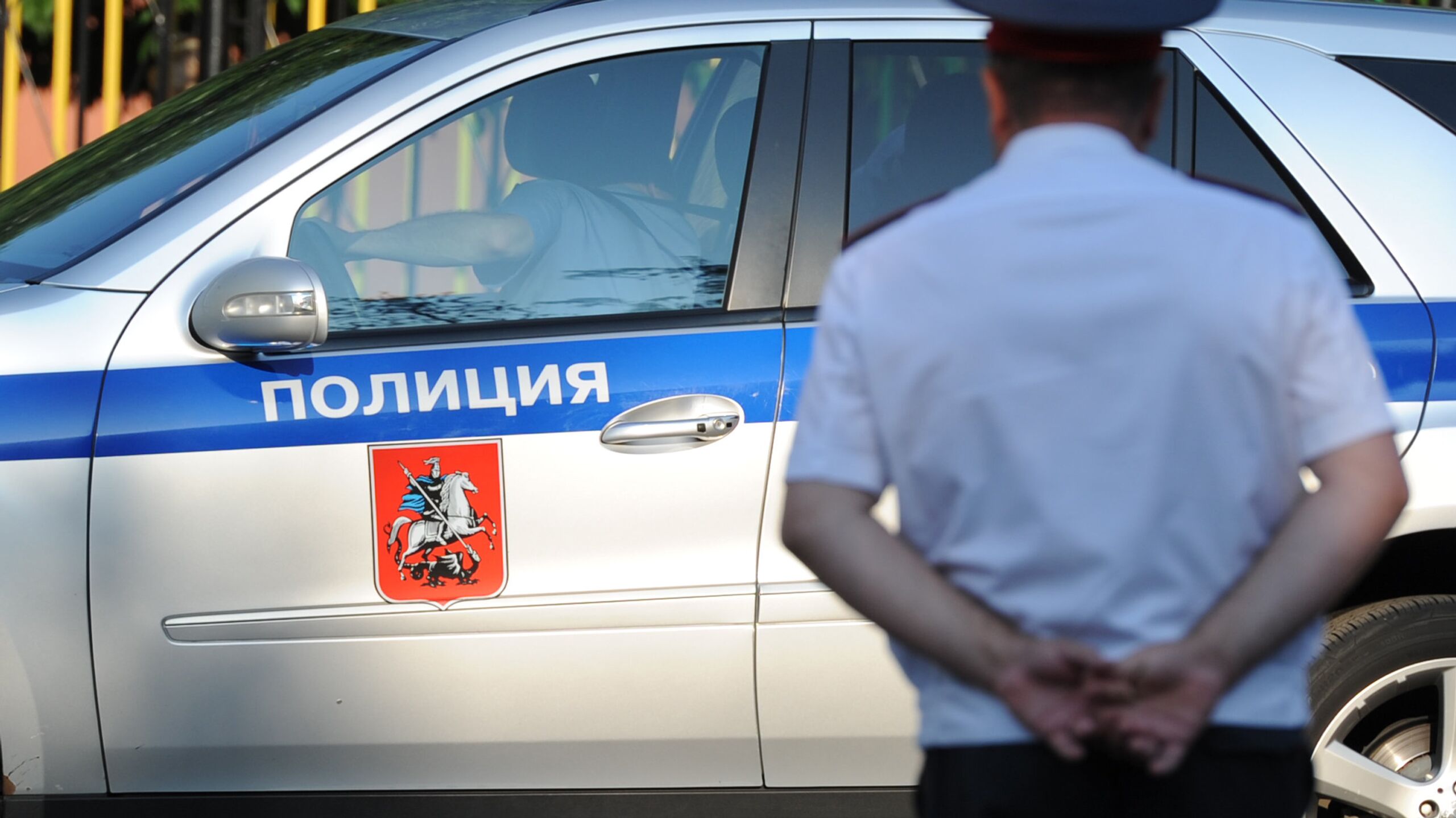 Полиция Санкт Петербурга ищет местного жителя который из за громкой музыки в подъезде в воспитательных целях распылил перцовый газ в подростков и ударил одного из несовершеннолетних сообщила пресс служба регионального главка МВД РФ Как отмечается в пятницу вечером жительница Петроградского района сообщила в полицию что ее соседу брызнули в лицо из перцового баллончика в подъезде дома на Большой Посадской 24 В результате выезда полицейские установили что у двух несовершеннолетних 15 и 16 лет произошел конфликт с мужчиной который сделал им замечания из за громко включенной музыки в подъезде После чего прохожий в воспитательных целях распылил в подростков содержимое перцового баллона и ударил одного из них рассказали в ГУМВД Подростки обратились за медпомощью после оказания которой их отпустили лечиться дома уточняют в полиции Правоохранители ищут воспитателя пострадавших решается вопрос о возбуждении уголовного дела добавили в региональном главке МВД