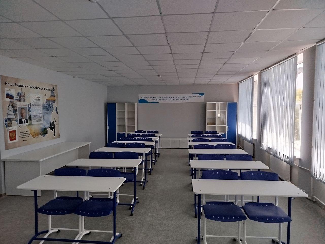 В трех классах школ Энергодара, Великой и Малой Белозерки полностью обновилось оборудование Новгородская ремонтно-восстановительная бригада завершила все работы по сборке мебели в отремонтированных классах в школах сёл Малая и Великая Белозерка и школе № 4 города Энергодар. Современные классы теперь укомплектованы новыми компьютерами, интерактивными досками, партами и стульями, стеллажами и шкафами. Кроме того, во всех классах появились профильные учебные пособия. Новые классы полноценно заработают с 1 сентября 2025 года. На фото классы 4-ой школы г. Энергодар #ШефыПомогают #НашЭнергодар