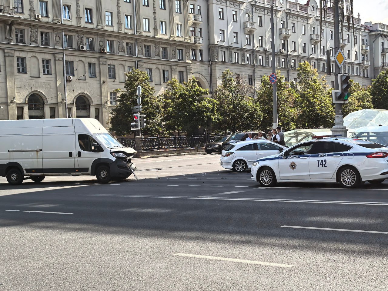 На пересечении пр Независимости и ул Ленина случилось ДТП Столкнулись микроавтобус и легковушка Учитывайте информацию при выборе маршрута Фото подписчиков Минск Новости MINSKNEWS BY Telegram Viber FB VK Inst TikTok YouTube