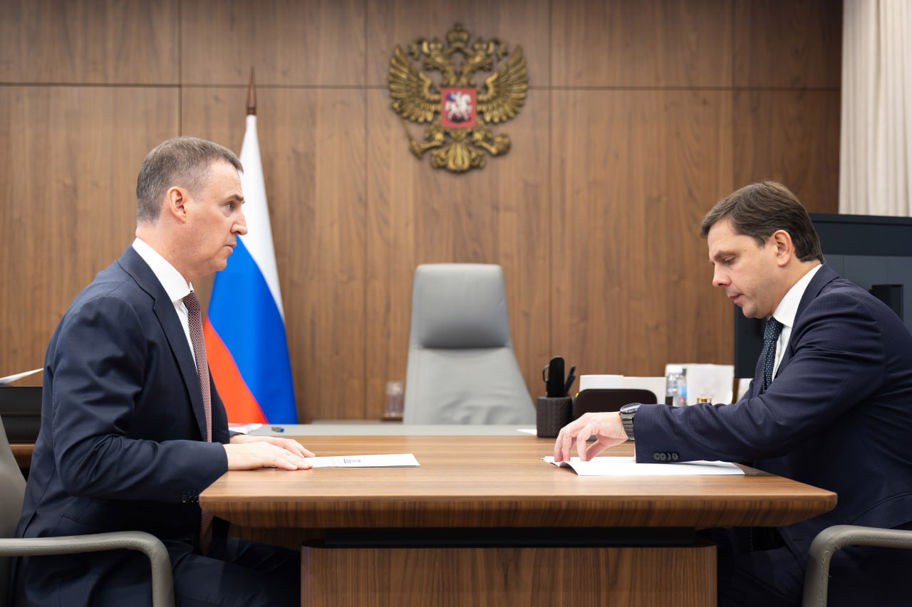 Дмитрий Патрушев и губернатор Орловской области Андрей Клычков обсудили вопросы экологии региона По итогам прошлого года в Орловской области досрочно выполнен целевой показатель по обработке твердых коммунальных отходов Их фактическое образование составило 208 6 тыс т при этом весь объем собранный региональным оператором поступил на объекты обработки Дмитрий Патрушев подчеркнул важность продолжения работы по совершенствованию сферы обращения с твердыми коммунальными отходами в регионе это непосредственно влияет как на качество жизни граждан так и на сохранность окружающей среды Также в ходе встречи обсуждалось развитие инфраструктуры национального парка Орловское полесье В настоящее время в нацпарке сформирована самая крупная популяция европейского зубра в России 823 особи в перспективе увеличение популяции до тысячи голов к 2028 году Сегодня Орловское полесье является одной из самых популярных туристических локаций области В свою очередь регионом ведется работа по получению статуса особой экономической зоны туристско рекреационного типа что будет способствовать развитию туристической индустрии созданию новых рабочих мест поддержке и охране природных ценностей Дмитрий Патрушев и Андрей Клычков также обсудили итоги национального проекта Экология в рамках которого в регионе в том числе уделялось внимание сохранению уникальных водных объектов и лесовосстановлению На эти цели из федерального бюджета было выделено 247 млн рублей Подписаться на Правительство России в MAX