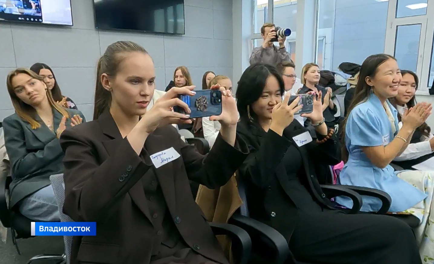 Студенты дальневосточных вузов представили инновационные экологические проекты Как составить экологическую образовательную программу привлечь средства на реализацию и расширить трансграничное сотрудничество Над этой задачей билась почти сотня команд ведущих дальневосточных ВУЗов благодаря кейс чемпионату Лаборатория бизнес решений ВТБ Финалисты специально для национального парка Земля леопарда подготовили готовые к реализации проекты Подробнее по ссылке