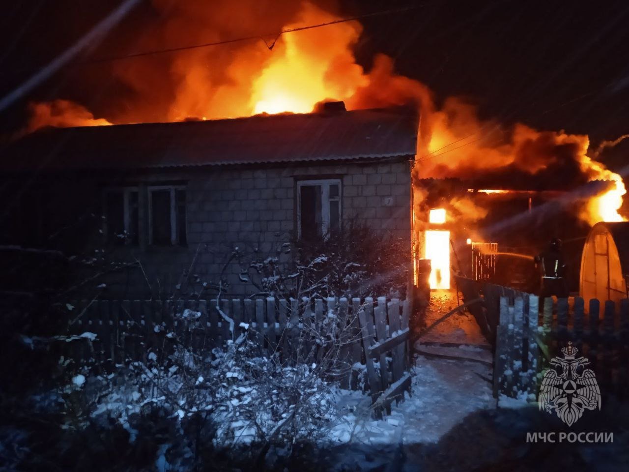 В Туже мужчина пытался спасти женщину: оба погибли в огне  В ГУ МЧС России по Кировской области рассказали, что вчера на улице Абрамова загорелся пристрой к частному дому. Это увидели случайные прохожие - отец с сыном.  Они забежали в дом, где в этот момент находились хозяйка с внучкой. Молодой человек вывел на улицу девочку, а его отец хотел помочь женщине. К сожалению, оба не вышли из горящего здания.  Пожарные потушили пожар на площади 130 кв. метров.  Тела погибших обнаружены. Девочку доставили в лечебное учреждение.  Предполагаемая причина пожара - короткое замыкание электропроводки в пристрое.  Читать Pro Киров •