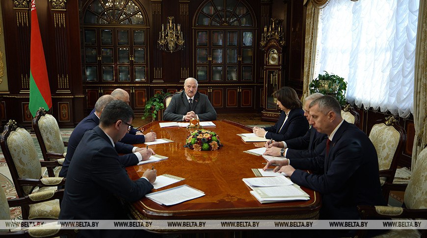 Какие новые задачи ставит Лукашенко перед Витебской областью и руководством региона Президент Беларуси Александр Лукашенко принимая решение о назначении Александра Рогожника председателем Витебского облисполкома обозначил ключевые задачи как для региона в целом так и для ответственных должностных лиц Сразу хочу сказать для витебских людей это не чрезвычайщина пояснил глава государства свое кадровое решение по смене руководителя региона Но область нуждается в каком то прорыве Президент отметил что в Витебске 24 октября прошлого года состоялось совещание по развитию региона который сейчас находится в сложной ситуации И Александр Лукашенко рассчитывает что местные кадры мобилизуются и исполнят то на что было обращено особое внимание Просто мы работали по старинке об этом уже тоже много говорилось Надо свежим взглядом взглянуть на проблемы которые там существуют и действовать ориентировал глава государства Сайт TikTok VK Instagram YouTube ОК Стикерпак ВВ