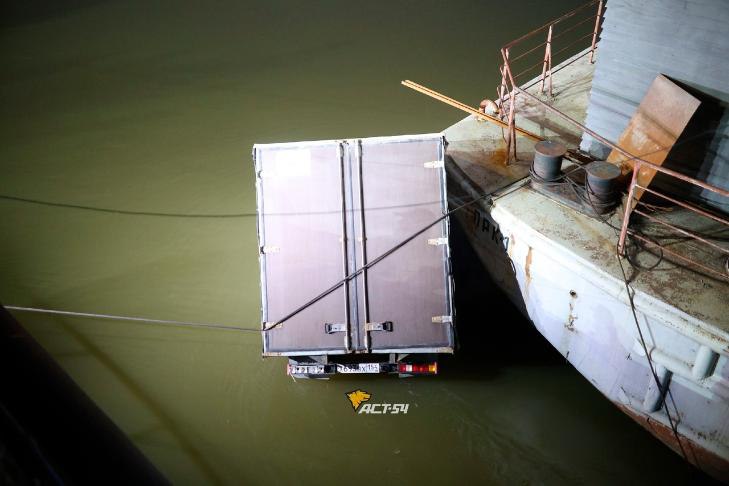ГАЗель ушла под воду на Речном вокзале в Новосибирске По словам очевидцев, водитель забыл поставить машину на ручник, и в один момент она стала скатываться в реку. Проплыв около 50 метров, ГАЗель «припарковалась» у стоявшей у причала баржи. Подробнее... #ПРОИСШЕСТВИЯ