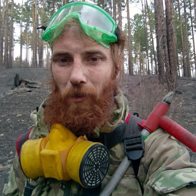 «Это какая-то глупость»: тушившего пожары волонтера в Забайкалье обвинили в поджоге лесов В Забайкальском крае задержали известного волонтера Андрея Степаненко, который помогал тушить лесные пожары в регионе. Его подозревают в поджоге леса, рассказала «Абзацу» его супруга Дарья. В происходящее женщина не верит. «Он дома появлялся максимум на два часа. Часа в четыре утра он приезжал, ложился спать и в шесть уже вставал и уезжал тушить и помогать. Всегда помогал, координировал. Воду возил другим волонтерам, припасы. Сам тушил, рисковал. Уже коллеги ему говорили, чтобы он хотя бы отдыхал иногда. Ну как он может просто это поджигать лес – прим. сделать? Это какая-то глупость, просто глупость, неправда», – прокомментировала жена волонтера. Она рассказала, что сотрудники ворвались к ним в дом сегодня утром и поначалу не предоставляли никаких бумаг. Читайте статью до конца. Подпишитесь на «Абзац» Добавьте «Абзац» в ленту «Дзена»