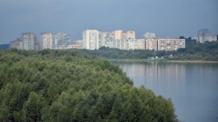 Строительство многострадального Красногорского гидроузла завершено почти на 50 Губернатор Омской области Виталий Хоценко провел встречу с руководителем Федерального агентства водных ресурсов Дмитрием Кирилловым и обсудил строительство Красногорского водоподъемного гидроузла на Иртыше Об этом глава региона сообщил в своем телеграм канале По словам Хоценко строительство инфраструктурного объекта идет в круглосуточном режиме На нем задействованы более 200 специалистов и 35 единиц техники Готовность первого этапа оценивается примерно в 45 Губернатор отметил что реализация проекта позволит улучшить водоснабжение Омска и городской агломерации а также даст новый импульс развитию судоходства Подробнее о проекте в материале