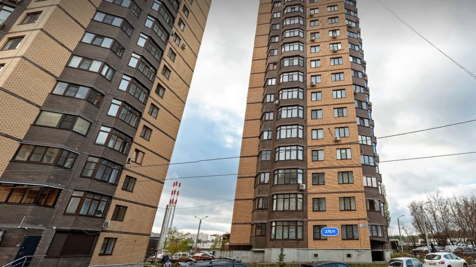 Директор УК самовольно забрал воронежскую многоэтажку во владение Директор ООО УК Дворик подделал протокол собрания и подписи в бюллетенях жильцов дома по улице 45 й Стрелковой Дивизии 275 1 чтобы без ведома владельцев квартир расторгнуть договор управления многоквартирным домом и передать помещение во владение своей управляющей организации По материалам проверки прокуратуры Коминтерновского района возбуждено уголовное дело о злоупотреблении полномочиями директором управляющей компании Дело взяла на контроль прокуратура района Подписывайтесь на канал РИА Воронеж в Max