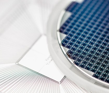 В России начались поставки отечественных литографов на 350 нм CNews Этой весной стало известно что Зеленоградский нанотехнологический центр ЗНТЦ завершил разработку первого российского литографического аппарата с разрешением 350 нм