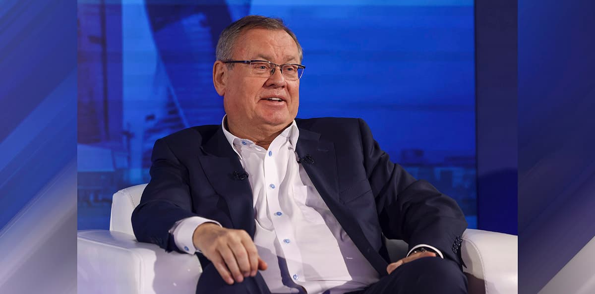 Президент председатель правления банка ВТБ Андрей Костин предложил Банку России рассмотреть вопрос отнесения кредитных организаций крупных маркетплейсов к системообразующим банкам С такой инициативой он выступил в рамках дискуссии XXII Международного банковского форума в Сочи   oboz info vtb predlozhil otnesti banki marketplejsov k sistemoobrazuyushhim
