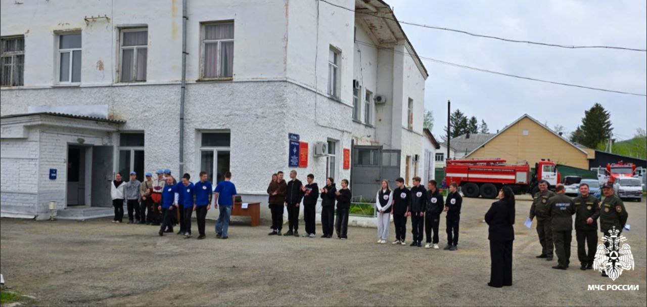  В Кавалерово сотрудники МЧС России разъяснили детям, как не допустить возгорания На плацу пожарной части ученики 4 школ района боролись за титул "Юный пожарный - 2025". После соревнований сотрудники Главного управления рассказали детям, как не допустить возгорания в быту и раздали им памятки. А ты поговорил со своим ребенком о правилах безопасности, которые могут спасти ему жизнь? МЧС России напоминает: не оставляй детей без присмотра ни на минуту; знай, чем занимается твой ребенок; убери спички и зажигалки в недоступное для детей место; повтори с ребенком алгоритм действий при пожаре; напомни номера экстренных служб: 1 0 1 или 1 1 2 . Безопасность начинается с тебя!