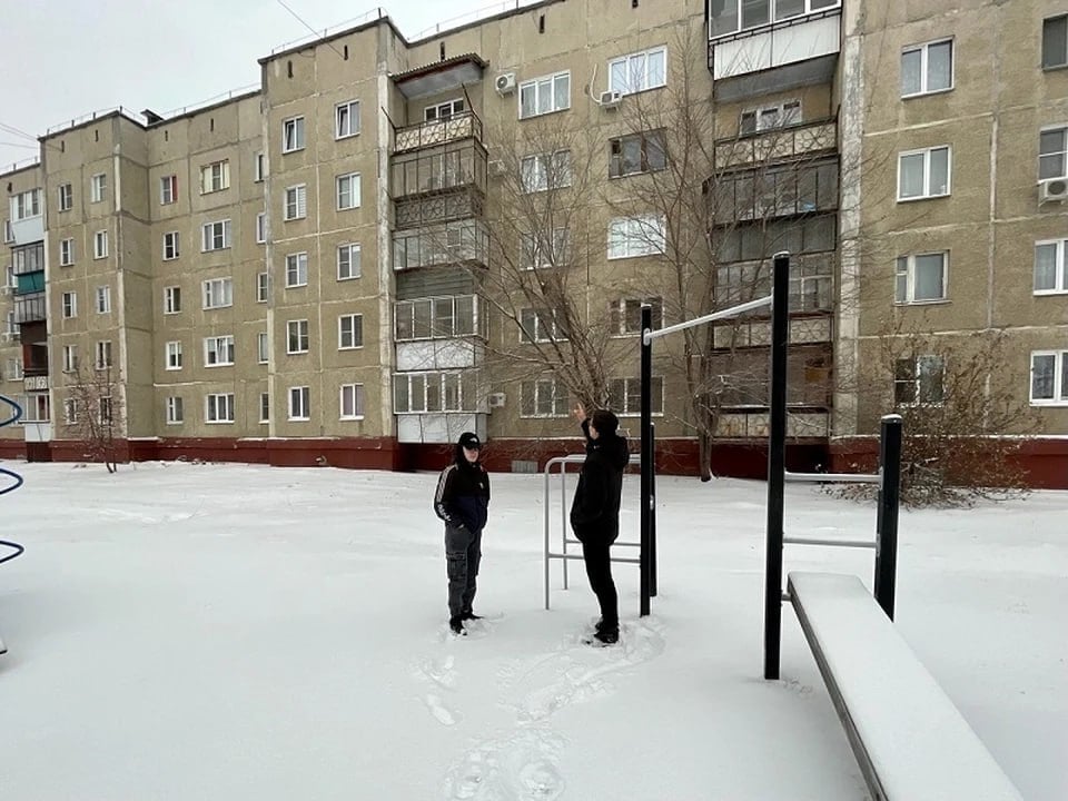 Висела на перекладине и кричала: подростки в Челябинской области спасли женщину от падения с пятого этажа  В поселке Первомайский Коркинского округа трое 16-летних подростков спасли женщину. Вечером жительница поселка вышла на балкон своей квартиры на пятом этаже. Женщина облокотилась на балконное ограждение, но потеряла равновесие и полетела вниз. Чудом она успела ухватиться за перекладину.  Во дворе тем временем гуляли подростки. Они услышали испуганные крики и увидели женщину, обними руками цепляющуюся за перекладину балкона на высоте. Школьники срочно позвонили в полицию, а сами побежали в подъезд. К счастью, дверь в квартиру была не заперта. Юноши вошли внутрь и втащили женщину обратно на балкон.  Как рассказали в областном ГУ МВД, подросткам вручили письменные благодарности за смелось и решительность.