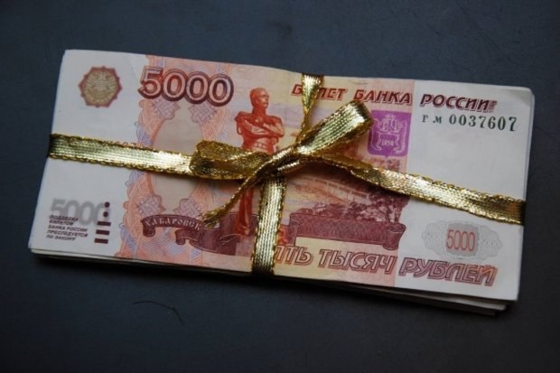 Выброшенный билет принес жительнице Волгоградской области 1 млн рублей В конце 2025 года жительница Волгоградской области разделила удачу с сотней других россиян став миллионером в один миг Она выиграла 1 млн рублей во всероссийскую лотерею Информацию об этом сообщили в пресс службе Национальной лотереи организованной Минфином России По словам женщины ее вдохновила новость о мужчине которому приснился выигрыш Она вспомнила свой сон о победе и решила тоже испытать удачу Однако путь к миллиону не был легким Розыгрыш состоялся 28 декабря но сообщение о выигрыше осталось незамеченным в потоке SMS Более того муж разбирая новогодние лотерейные билеты по ошибке выбросил выигрышный Пришлось из мусорки билеты доставать проверила а там выигрыш смеется она Победа стала настоящим подарком для семьи планировавшей ремонт Женщина признается что всегда участвовала в новогодних лотереях но в этот раз все сложилось особенным образом билет был куплен еще в ноябре после вещего сна