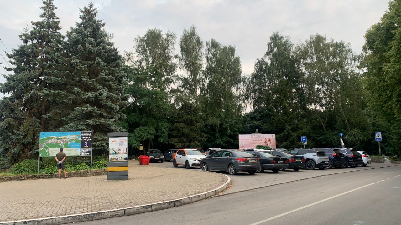 На месте зеленой зоны в центре Янтарного построят кафе  13 соток рядом с хабом для электрокаров будут освоены до января 2027 года.  Речь идет о застройке массива кадастровой стоимостью 10,7 млн руб. на пересечении ул. Лесной и Советской напротив администрации Янтарного. Территория полностью занята зелеными насаждениями  березы, ели, липы , которые попадут под вырубку.  В июне 2024 года администрация Янтарного провела третий по счету аукцион на право аренды указанной земли. Победителем стал застройщик Владимир Козорезов, предложивший плату 2,21 млн руб. в год в течение 10 лет.  Козорезов работает как ИП всего лишь с апреля 2024 года.   Еще больше новостей — в Telegram-канале RUGRAD
