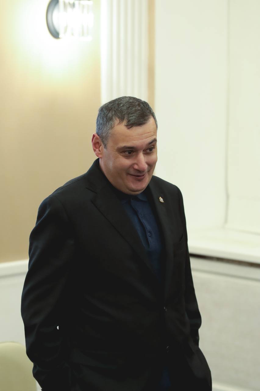 Хинштейн: "Содержать казенное учреждение, в недрах которых оседают деньги и дорогие иномарки, нам не по карману"  Прокуратура нашла нарушения в работе областного казенного учреждения "Управление хозяйственной деятельности и безопасной эксплуатации зданий  сооружений  образовательных организаций Курской области", сокращенно УХД.  Организация должна заниматься закупками, надзором за ходом капремонта в образовательных учреждениях. Но по сути ничем таким УХД не занимается, при этом в штате конторы предусмотрено 45 вакансий, из которых часть вакансий, по мнению прокурора, является искусственными, чтобы повысить зарплаты уже работающим там людям. Из 33 сотрудников есть люди, которые трудоустроены сразу в нескольких учреждениях, подведомственным минобру области.  - Например, товарищ Горбенко трудоустроен одновременно в пяти, а ранее шести, учреждениях, подведомственным минобру области.  На Горбенко одновременно заполняется табель учета рабочего времени на 12 часов в УХД, столько же в Колледже информационных технологий, столько же в Дмитриевском агротехническом колледже, и 40 часов он работает в Колледже им. Даниила Гранина, - рассказал Хинштейн.  Руководитель УХД не смога представить прокурору личные дела 19 работников, потому что дела якобы были утрачены.  - В каждой школе, техникуме есть люди, отвечающие за закупки, за ремонт. По сути школы сами делали отчеты о капремонте, относили в УХД, и учреждение отчитывалось о работе, ничего по факту не делая. Для чего иметь отдельное учреждение с финансированием в год по 88 млн? Там у них на балансе стоят дорогостоящие автомобили, - спросил Хинштейн.  Также прокуратуре стало известно, что руководитель УХД в декларации не указала о своих обязательствах в договоре долевого  строительства пятикомнатной квартиры в центре города.  Руководитель была уволена по собственному желанию, однако в судебном порядке правительство области совместно с прокуратурой будет настаивать на изменении статьи.  - Будем решать вопрос о закрытии этого учреждения, - сообщила зампредседателя правительства области Оксана Крутько.  Хинштейн призвал найти и закрыть учреждения с дублирующими функциями.   Прислать новость    Подписаться