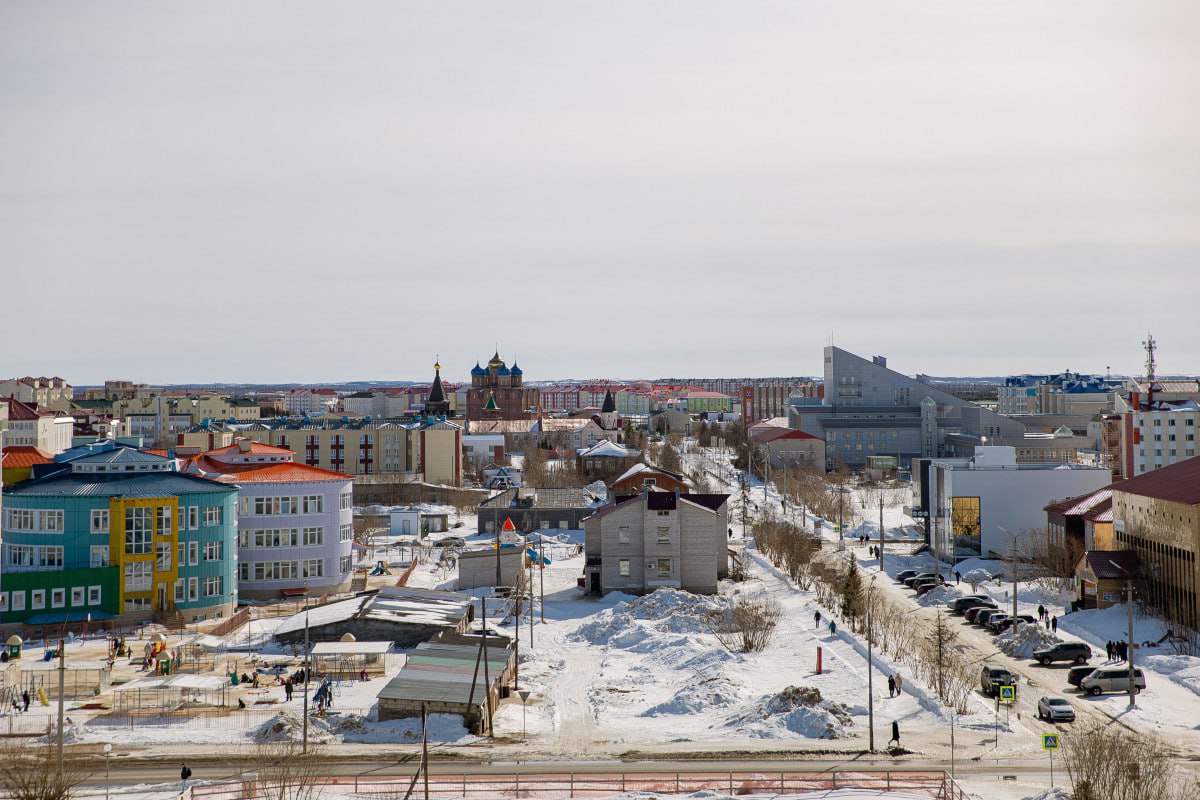 На строительство инфраструктуры и жилья в бюджете округа предусмотрено 3 3 млрд рублей Об этом сообщила губернатор НАО Ирина Гехт Большая часть средств будет направлена на строительство и приобретение жилья для предоставления по договорам соцнайма переселения из непригодного жилья для формирования специализированного жилфонда а также для детей сирот и детей оставшихся без попечения родителей На эти цели в 2026 году будут выделены 1 млрд 728 млн рублей Подробности на сайте Фото Александра Берг НАО24