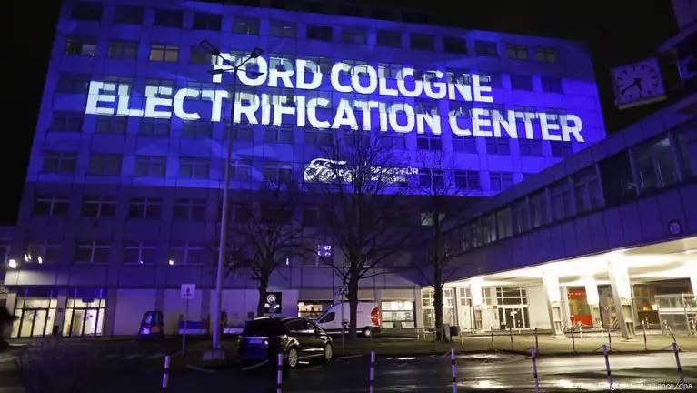Рабочие завода Ford в Кельне в среду впервые в истории проведут забастовку в знак протеста против запланированного сокращения рабочих мест, — dpa со ссылкой на профсоюз IG Metall Согласно планам руководства, 2900 из 11 500 рабочих мест в Кёльн-Ниле должны быть сокращены. Это может означать даже прекращение производства. НАШИ РЕСУРСЫ: Telegram Tik-tok YouTube RUTUBE