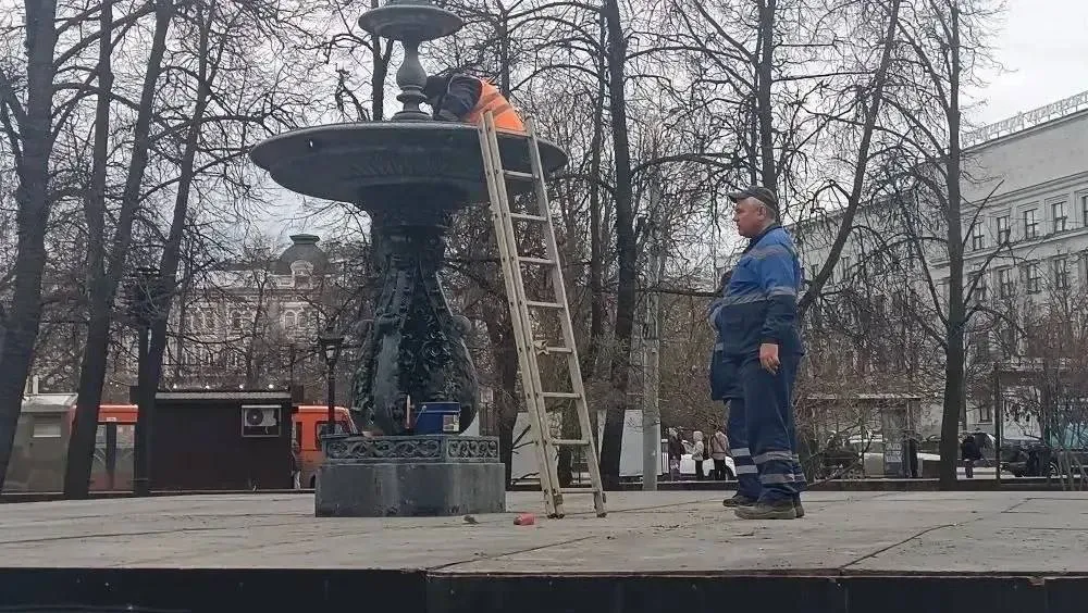 Сезон фонтанов в Нижнем Новгороде стартует 1 мая Сотрудники ОКО уже приступили к расконсервации главного городского фонтана на площади Минина и Пожарского В ближайшее время укрытие фонтана уберут проверят все элементы конструкции и проведут необходимый ремонт  Если у вас не загружается фото заходите в наш MAX   max ru moynizhny