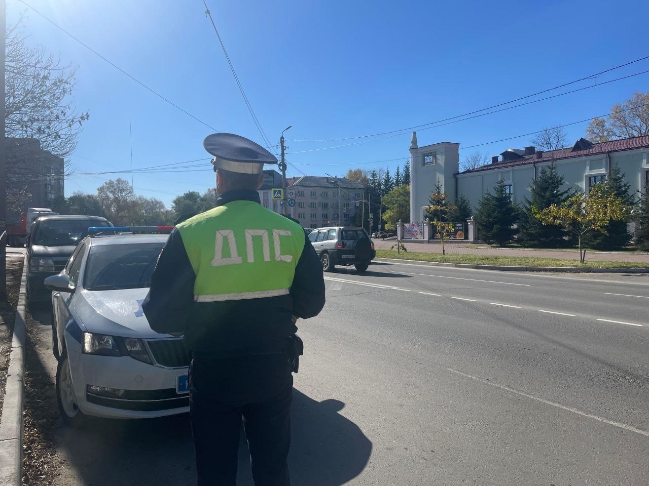 Госавтоинспекция выявила нарушителей на дорогах города  В первый пятничный день октября сотрудники Госавтоинспекции подвели итоги оперативно-профилактического мероприятия «Пешеход». За время рейда было выявлено 107 административных нарушений.  В ходе проверки 8 водителей оказались за рулем без права управления транспортным средством, один водитель проехал на запрещающий сигнал светофора, а шесть человек не пристегнулись ремнями безопасности. Также один водитель был оштрафован за неправильную перевозку детей. В отношении 17 водителей составлены протоколы за то, что они не пропустили пешеходов на «зебре», а 12 пешеходов привлечены к ответственности за нарушение правил перехода дороги.  Кроме того, были зафиксированы 11 случаев неправильной остановки и стоянки, а пять автомобилей были отправлены на штрафстоянку. Также 16 водителей были задержаны за отсутствие полиса ОСАГО, а 14 транспортных средств — за излишнюю тонировку.