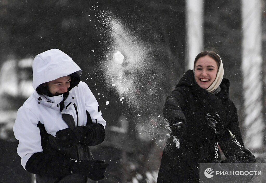 Россия за восемь месяцев 2024-го сократила импорт зимней верхней одежды из Китая почти на 60% по сравнению с аналогичным периодом прошлого года - до $110,6 млн, подсчитало РИА Новости по данным китайской таможни.  Вероятно, такая динамика связана с ростом собственного производства: по последним данным Росстата, по итогам семи месяцев в России выпуск верхней одежды вырос на четверть.