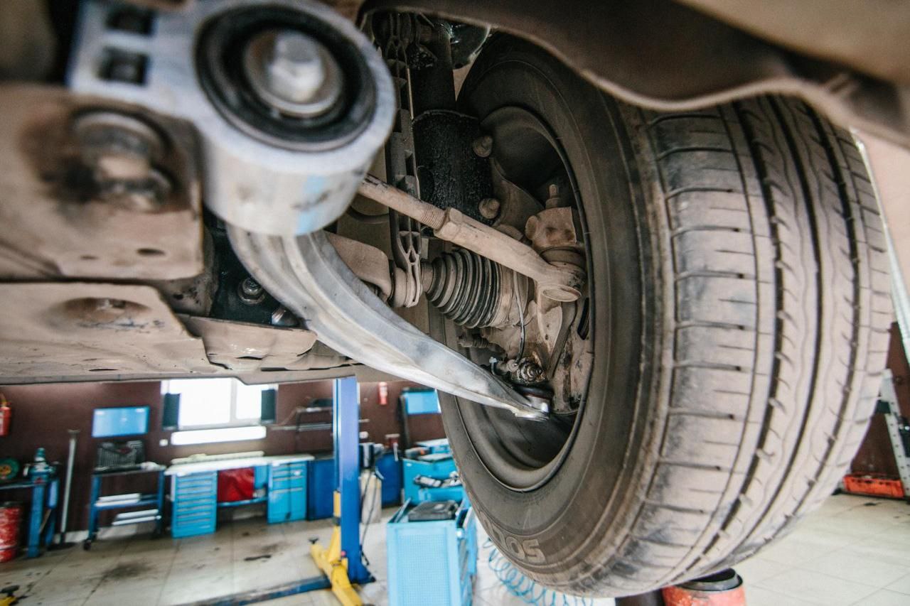 Россиянин отсудил у LADA 2 3 млн рублей из за громкой подвески Житель Омска добился через суд замены своего автомобиля LADA Vesta и компенсации после того как в машине обнаружился сильный грохот в передней подвеске Через две недели после покупки за 1 8 млн рублей владелец пожаловался дилеру но тот отказался признавать проблему заявив что дефектов нет Судебная экспертиза показала что причина шума заводской брак В итоге суд обязал автосалон заменить автомобиль на новый и выплатить владельцу 2 3 млн рублей включая неустойку моральный вред и штраф НАШИ РЕСУРСЫ Telegram YouTube RUTUBE