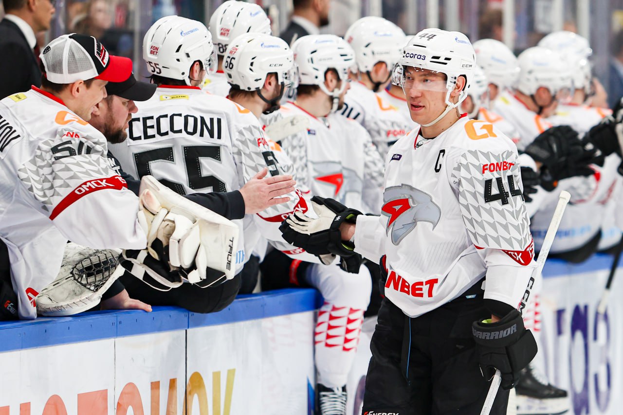 Дамир Шарипзянов стал первым защитником сделавшим два хет трика за карьеру в КХЛ Сегодня он забросил три шайбы в ворота Трактора и помог Авангарду победить 5 2 В прошлый раз Дамир отличился тремя голами в ноябре 2023 го в матче против СКА 5 3 news matchtv КХЛ Труфанова Виктория