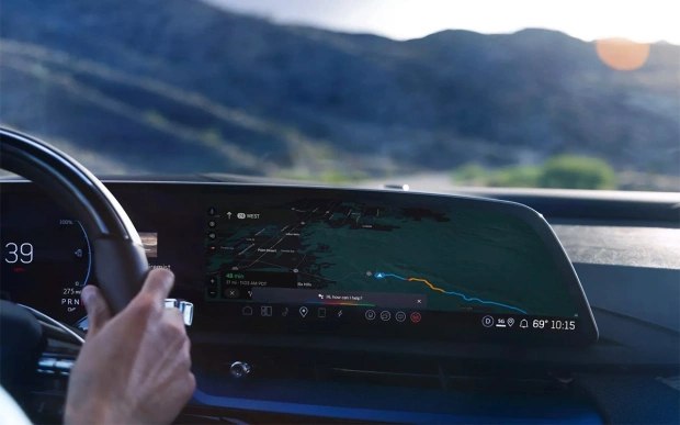 Cadillac представил заряженный кроссовер Optiq-V Новинка стала первым автомобилем концерна General Motors с портом зарядки NACS, позволяющим получать доступ к зарядным станциям Tesla. Внешний вид: V-версия внешне практически не отличается от традиционного Cadillac Optiq — это компактный кроссовер с дизайн-кодом премиального американского бренда. Но автомобиль в заряженной модификации стал более спортивным и агрессивным — у него появились новые 21-дюймовые диски и некоторые элементы, покрашенные в темный графитовый цвет. За дополнительную плату будет доступно внешнее оформление из углеродного волокна, включающее передний сплиттер, задний диффузор и спойлер, установленный посередине. В салоне кроссовера выделяется 33-дюймовый дисплей со встроенной операционной системой от Google. А также спортивные элементы — рулевое колесо и отделка из углевородного волокна. Технические характеристики: Optiq-V — это электромобиль с двумя моторами, развивающими общую мощность в 526 л.с. — на 222 л.с. больше, чем у базового Optiq разгон до «сотни» 96 км/ч за 3,5 секунды запас хода — 443 км. При помощи быстрой зарядки за 10 минут можно подзарядить Optiq-V на 113 км. Автомобиль поступит в продажу осенью, а его стоимость может составить от 68 795 долларов около 5,45 млн руб. . Главным конкурентом считают Tesla Model Y Performance, которая еще не дебютировала на рынке.