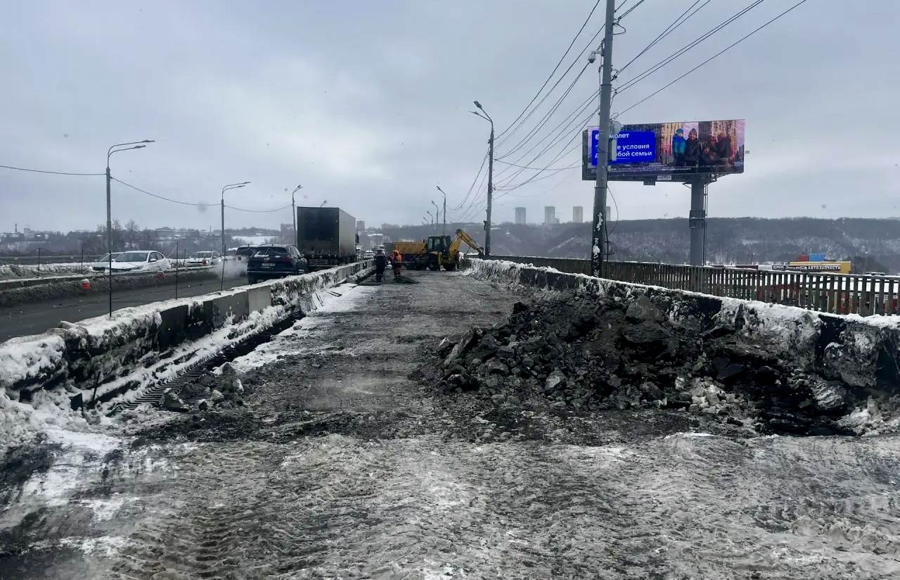 Началась активная фаза завершающего этапа капитального ремонта путепровода у Мызинского моста в Нижнем Новгороде Сейчас дорожники разбирают мостовое полотно бетонные и перильные ограждения потом приступят к демонтажу балок на пролетах После замены балок запланировано устройство дорожного полотна ограждения и освещения В ГУММиД сообщили что завершить капитальный ремонт планируют раньше срока заявленного в муниципальном контракте Ориентировочно в августе 2026 года С начала февраля на участке временно ограничено движение по крайним правым полосам по путепроводу Проезд транспорта организован по средним полосам в каждом направлении Это первый масштабный ремонт с момента постройки дорожного объекта почти 45 лет назад Фото Администрация Нижнего Новгорода РБК Нижний Новгород в Telegram