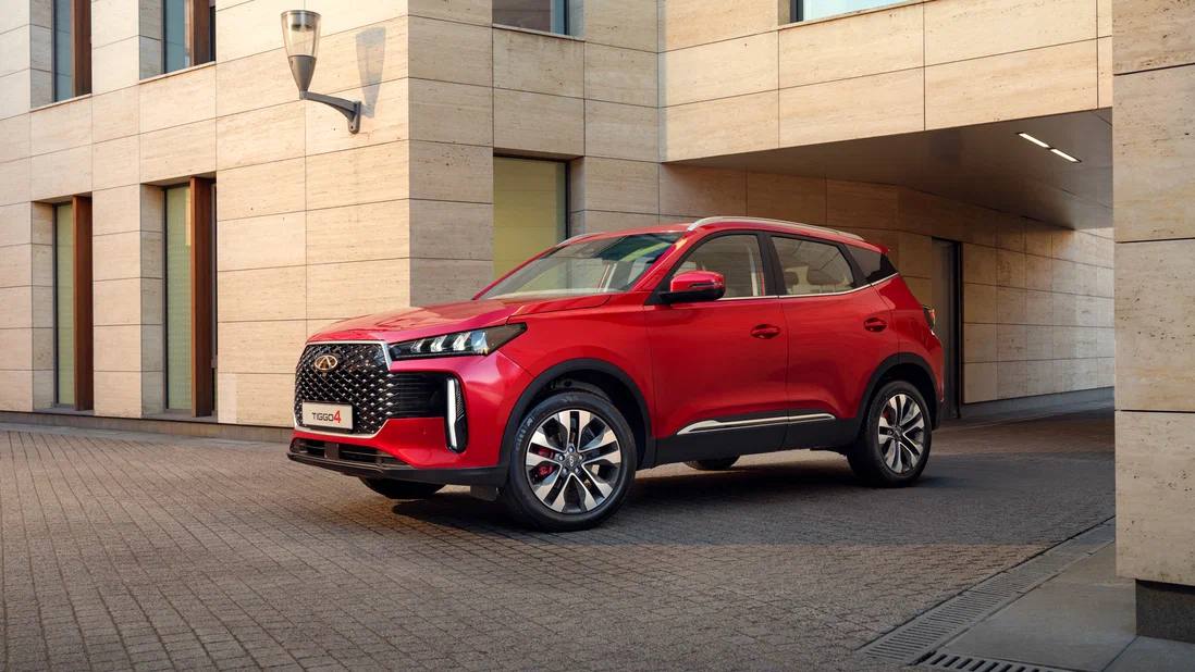 У Chery Tiggo 4 в России появилась самая доступная версия с «механикой» Новинка получила атмосферный двигатель, тогда как прочие варианты оснащаются турбированным, и механическую пятиступенчатую коробку вместо «робота». Благодаря этому стартовая цена кроссовера уменьшилась сразу на 291 тысячу рублей — до 1 999 000 рублей. Двигатель базовой версии при объёме 1,5 литра развивает 113 л.с. и 138 Нм. До 100 км/ч такой кроссовер будет разгоняться примерно 14 секунд на 4 секунды медленнее турбированного при максимальной скорости 175 км/ч минус 10 км/ч . Расход топлива у «атмосферника» выше — 7,4 литра на 100 км в смешанном цикле против 7,1 литра.