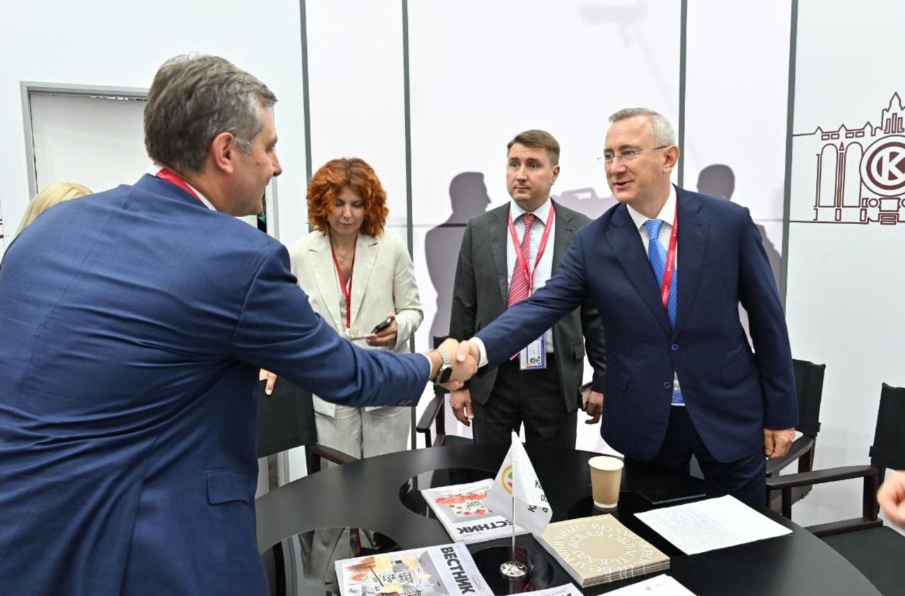 Компания «Фаворит Трейд» создаст в Калужской области высокотехнологичное производство лекарств. Уже в 2026 году предприятие выйдет на мощность 2,5 млн упаковок в год. Соглашение подписали сегодня на ПМЭФ. ES! - канал. Подписаться