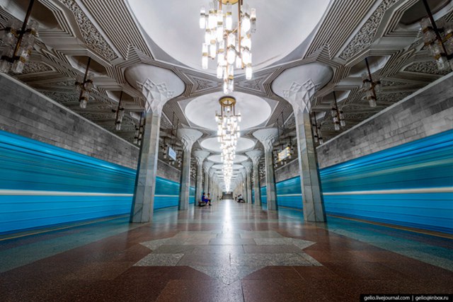 Метрополитен Ташкента был первой железной дорогой СССР, построенной под землёй в зоне высокой сейсмической активности. Его открыли в 1977 году в честь годовщины Октябрьской революции, но строить начали гораздо раньше – почти сразу после трагедии 1966 года. 26 апреля 1966 года в Ташкенте случилось землетрясение катастрофических масштабов: центральная часть города оказалась практически полностью разрушенной. Разработка планов и строительные работы начались в 1968–1974 годах. Тоннельный отряд трудился в непростых условиях. Лёссовые грунты – осадочная горная порода – создавали дополнительные проблемы для соблюдения нужной траектории тоннеля. Первая линия Ташкентского метрополитена, получившая позже название Чиланзарская, длиной 12,2 км с девятью станциями была запущена 6 ноября 1977 года. Мир метро