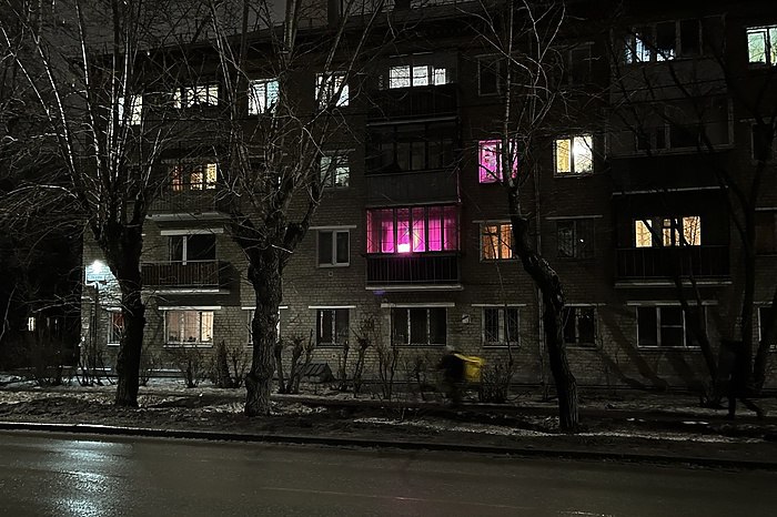 Несколько сотен многоквартирных домов снесут в Екатеринбурге В Екатеринбурге планируют снести 277 аварийных многоквартирных домов к 2030 году Демонтаж будет проходить в рамках муниципальной программы соответствующее постановление уже подписал мэр Алексей Орлов Согласно документам размещённым на сайте городской администрации больше всего домов подлежит сносу в Чкаловском районе 76 В Железнодорожном районе уберут 49 строений в Октябрьском 48 в Кировском 44 в Орджоникидзевском 35 Меньше всего аварийных объектов числится в Верх Исетском районе 19 а в Ленинском всего 6 Вот полный список адресов uralweb ru