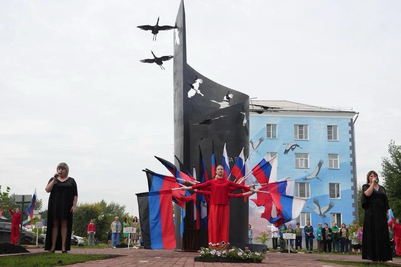 Это наш общий долг памяти в Свирске открылся Сквер памяти Героев СВО Губернатор Иркутской области Игорь Кобзев 28 августа вместе с участниками специальной военной операции открыл Сквер памяти и монумент Героям отдавшим свою жизнь при выполнении воинского долга Ещё недавно на этом месте стоял аварийный дом но после расселения и сноса жители города вместе с администрацией приняли решение создать здесь пространство памяти участников СВО Этот сквер не просто объект благоустройства Это наш общий долг памяти тихий разговор с героями наша благодарность скорбь и гордость Место где можно остановиться замедлить бег времени и подумать о самом главном Благодарю каждого кто внёс свой вклад в появление этого личного и важного для каждого из нас пространства сказал губернатор Реализация проекта стала возможна благодаря федеральной программе Формирование комфортной городской среды входит в нацпроект Инфраструктура для жизни и муниципальному софинансированию В центре сквера установлен монумент в виде спирали уходящей в небо и журавлиного клина символа бессмертных душ павших бойцов Как подчеркнул губернатор большое количество людей пришедших на открытие говорит само за себя память о героях объединяет всех nekolchak