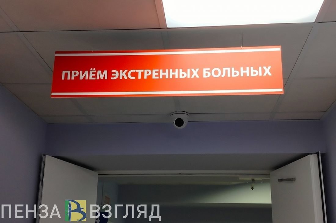 Пензенский суд взыскал 300 тысяч рублей за перелом ноги на уроке физкультуры Железнодорожный районный суд Пензы частично удовлетворил иск родителей девятиклассника сломавшего ногу на уроке физкультуры Суд взыскал с школы 300 000 рублей в качестве компенсации морального вреда Инцидент произошел в сентябре 2024 года Во время игры в футбол ученик столкнулся с одноклассником неудачно упал и получил оскольчатый перелом коленной чашечки с разрывом связок Суд признал вину школы Учитель физкультуры проводившая урок впервые в этом классе не проверила навыки и физическую подготовку учеников перед игрой и не разъяснила правила Школа оспорила иск заявив о созданных безопасных условиях и оказанной помощи Однако суд указал что образовательная организация несет ответственность за безопасность учеников во время уроков Решение суда пока не вступило в законную силу сообщает пресс служба Пензенского районного суда   Подписаться на Пенза Взгляд в ТГ Подписаться на Пенза Взгляд в MAХ