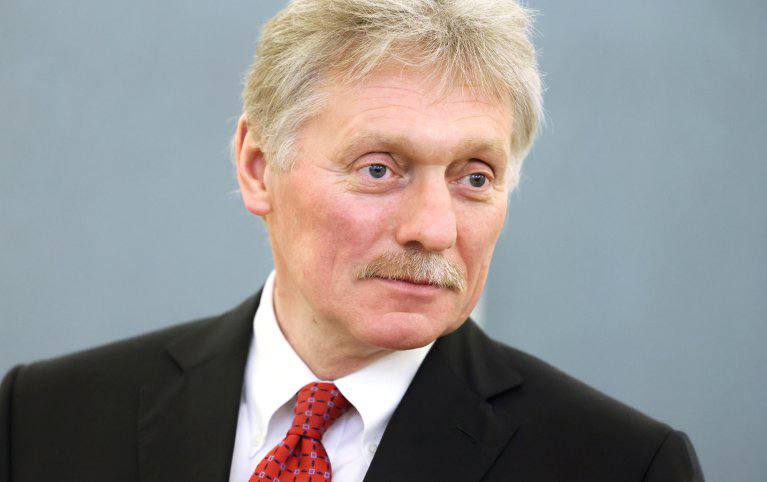 Москва готова к третьему раунду переговоров с Украиной, при этом в Киеве явно не спешат, заявил пресс-секретарь президента РФ Дмитрий Песков. На брифинге в понедельник его спросили, считают ли в Кремле, что Киев намеренно затягивает переговорный процесс с Москвой. "Очевидно, что Киев не спешит. Мы по-прежнему ожидаем предложений по срокам. Российская сторона готова к продолжению и к проведению третьего раунда. Вот что можно сказать по тому, как развивается эта ситуация", - ответил Песков.